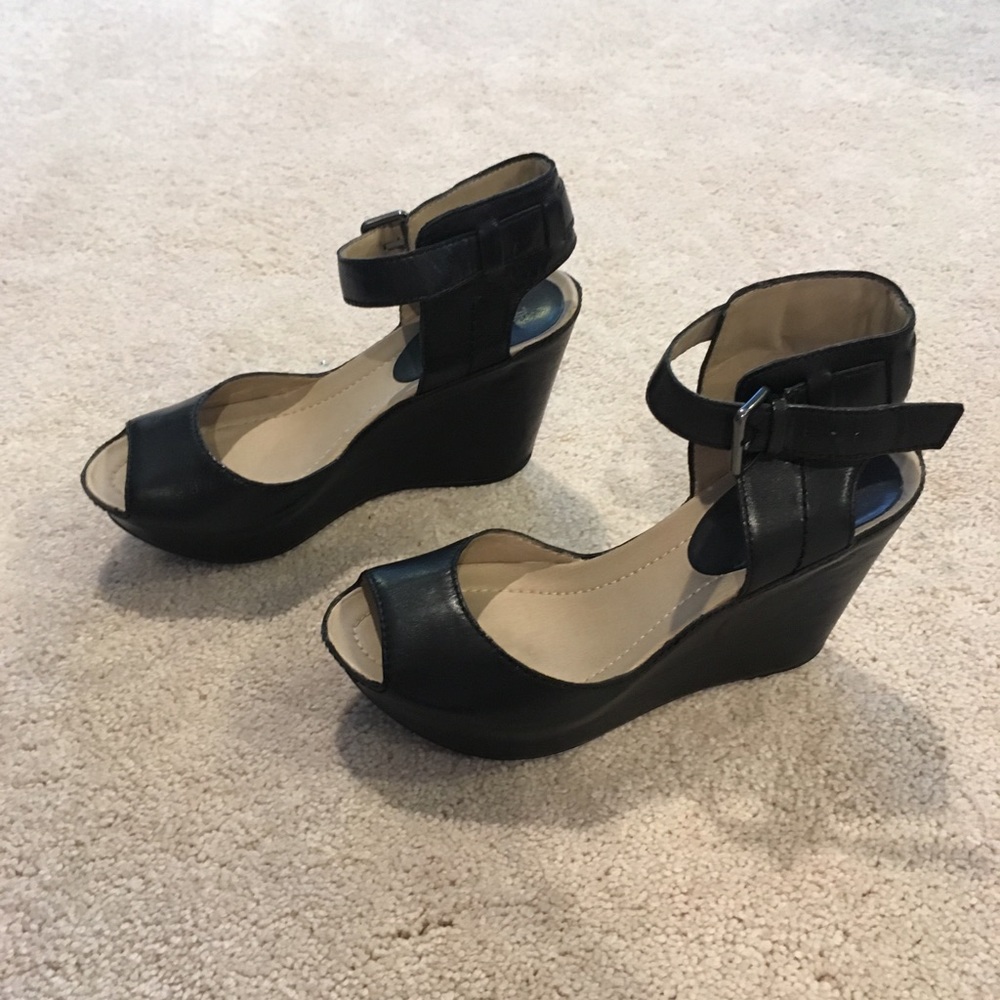 Black wedges